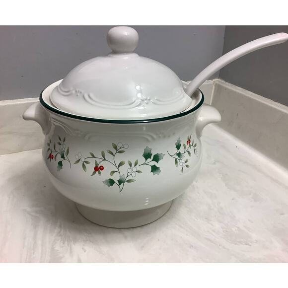 Pfaltzgraff Winterberry Soup Tureen - Picture 1 of 4